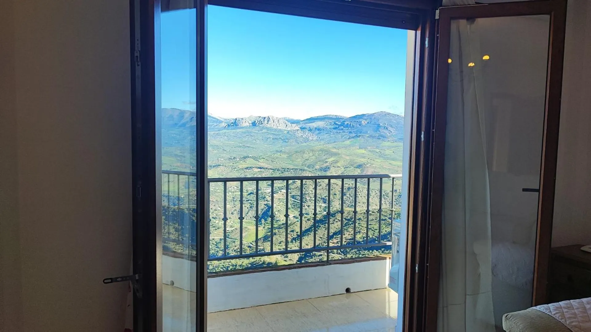 Casa Jose Comares -Beautiful Village House- Jacuzzi Included-Views-Bbq-Aircon-Wifi 0*,