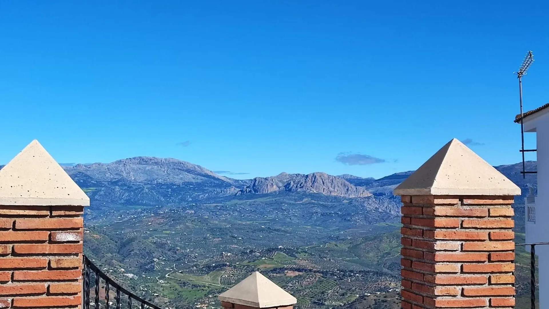 Casa Jose Comares -Beautiful Village House- Jacuzzi Included-Views-Bbq-Aircon-Wifi 스페인