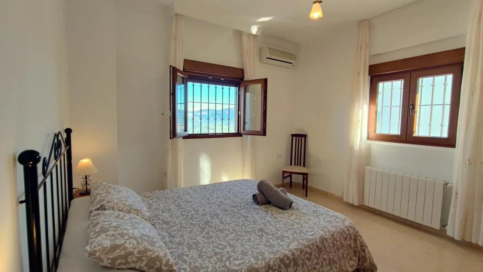 Casa Jose Comares -Beautiful Village House- Jacuzzi Included-Views-Bbq-Aircon-Wifi