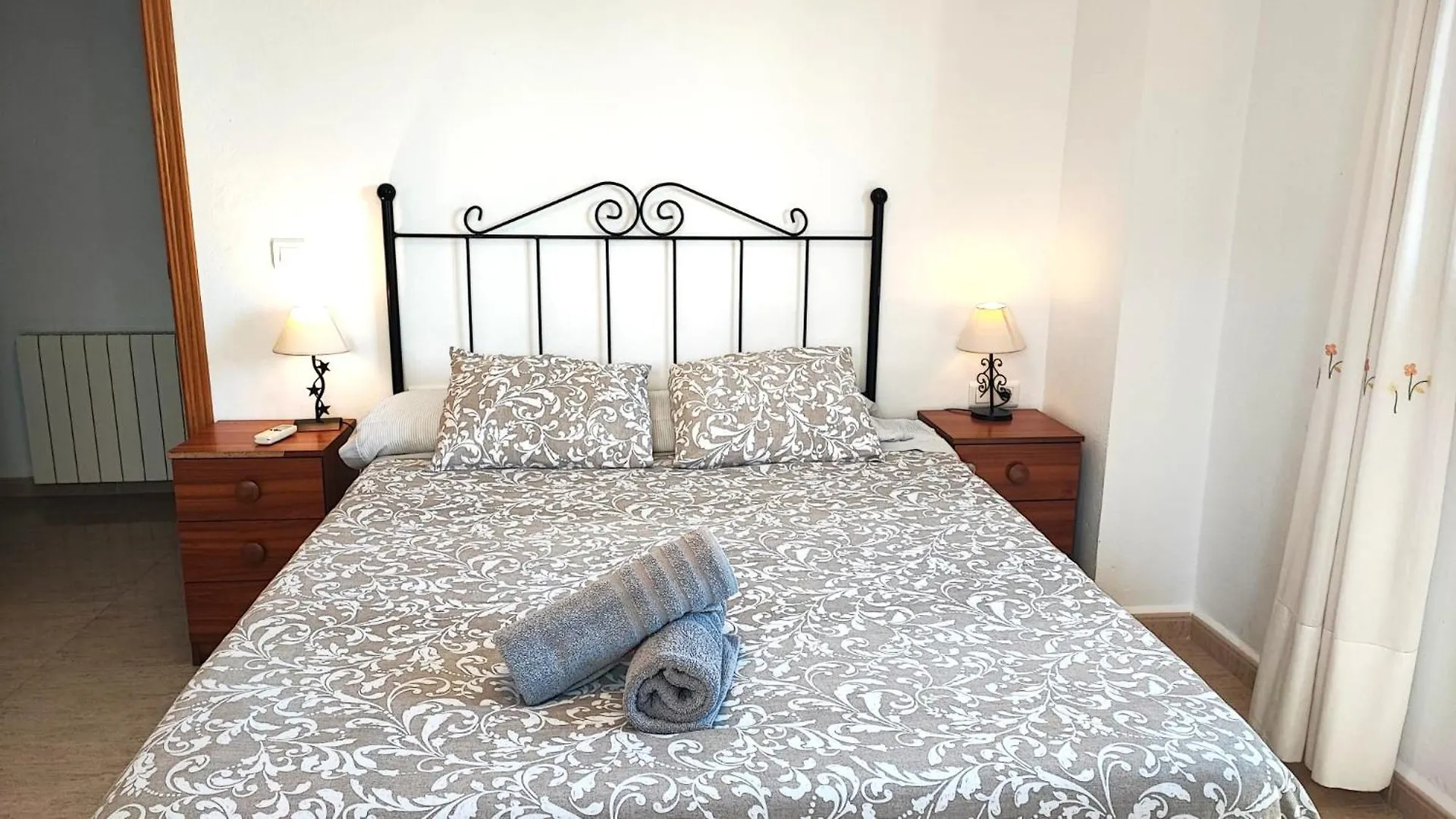 Casa Jose Comares -Beautiful Village House- Jacuzzi Included-Views-Bbq-Aircon-Wifi Holiday home
